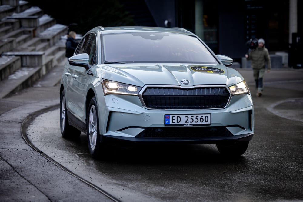 Bildet viser en lys blå Skoda Enyaq sett forfra.